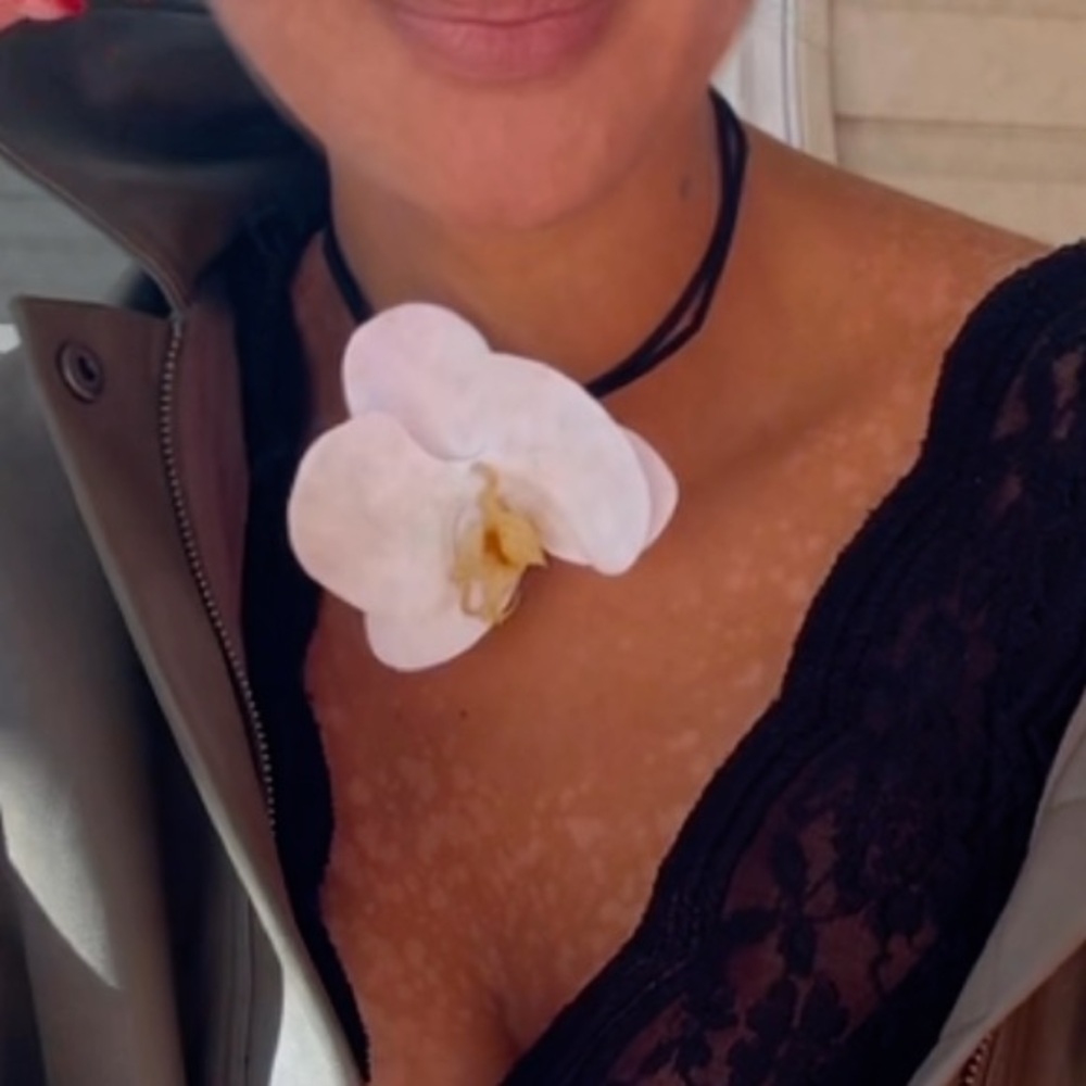 Orchid necklace on leather - Picture 4 of 8